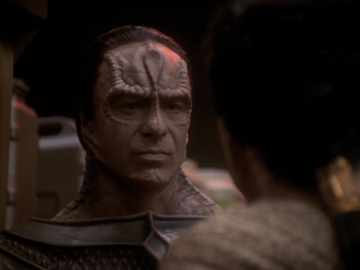 extant_StarTrek_DS9_6x05-FavorTheBold_02755.jpg