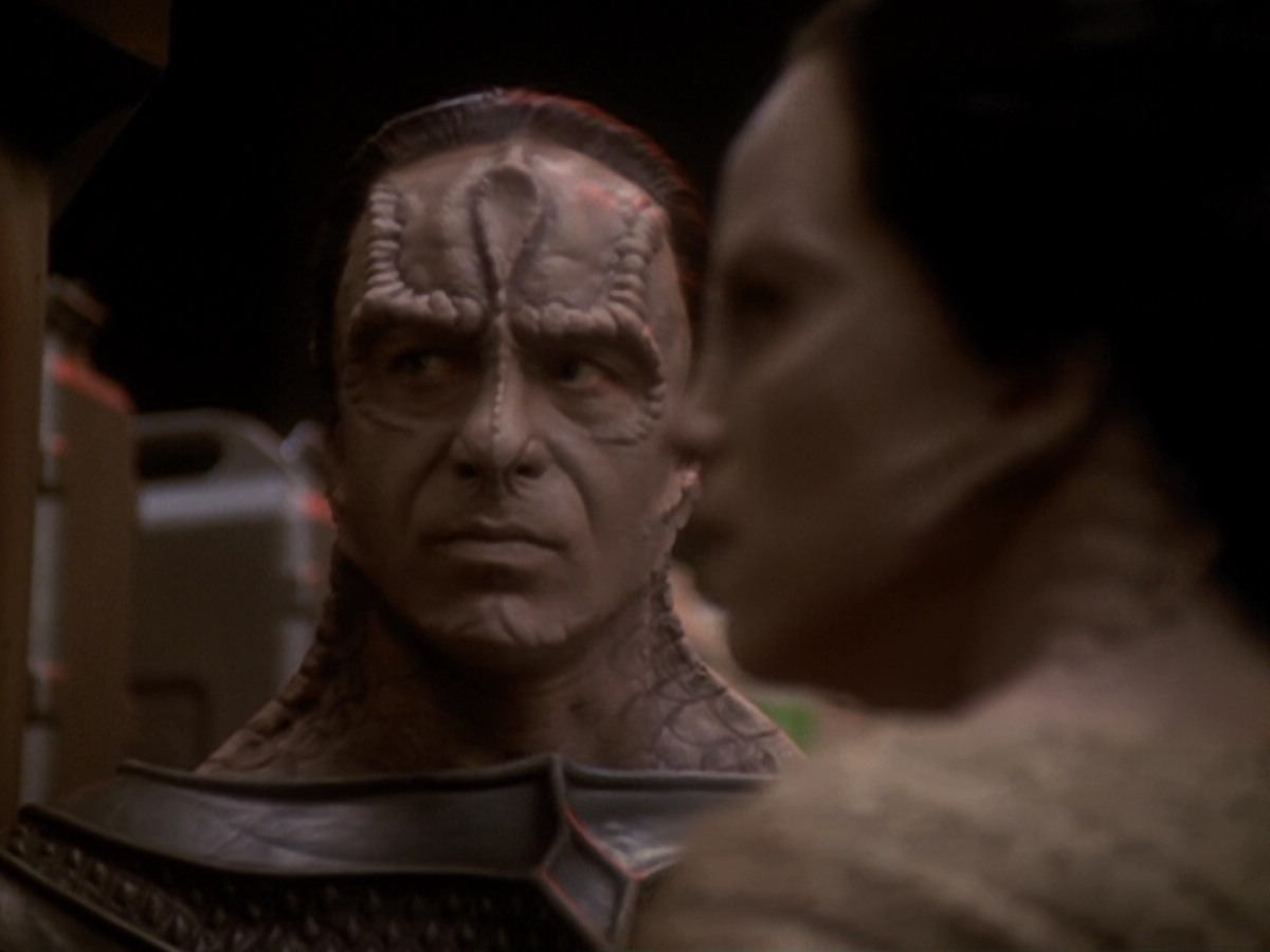 extant_StarTrek_DS9_6x05-FavorTheBold_02756.jpg