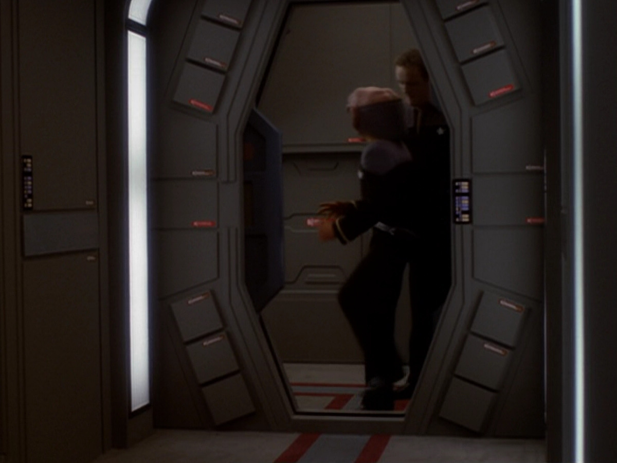 extant_StarTrek_DS9_6x05-FavorTheBold_03069.jpg