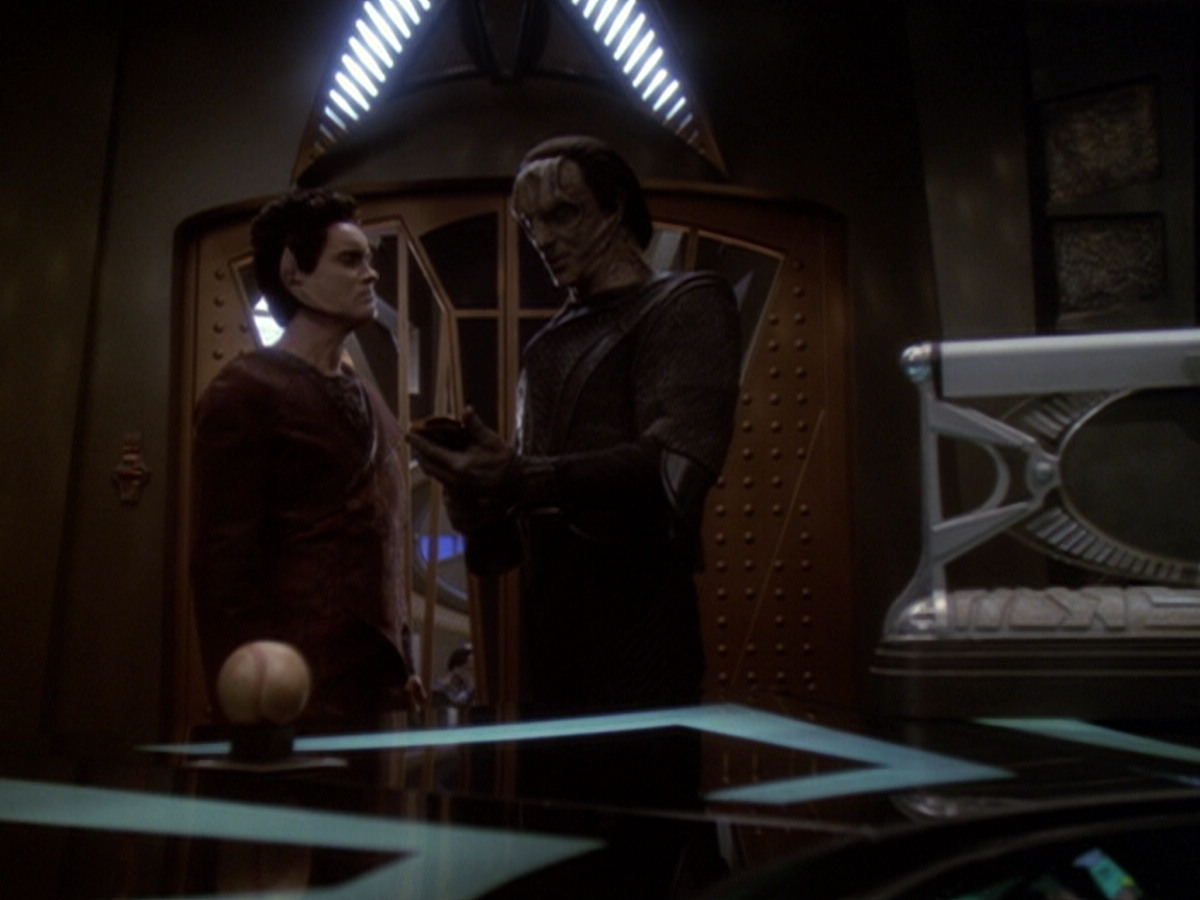 extant_StarTrek_DS9_6x05-FavorTheBold_03196.jpg