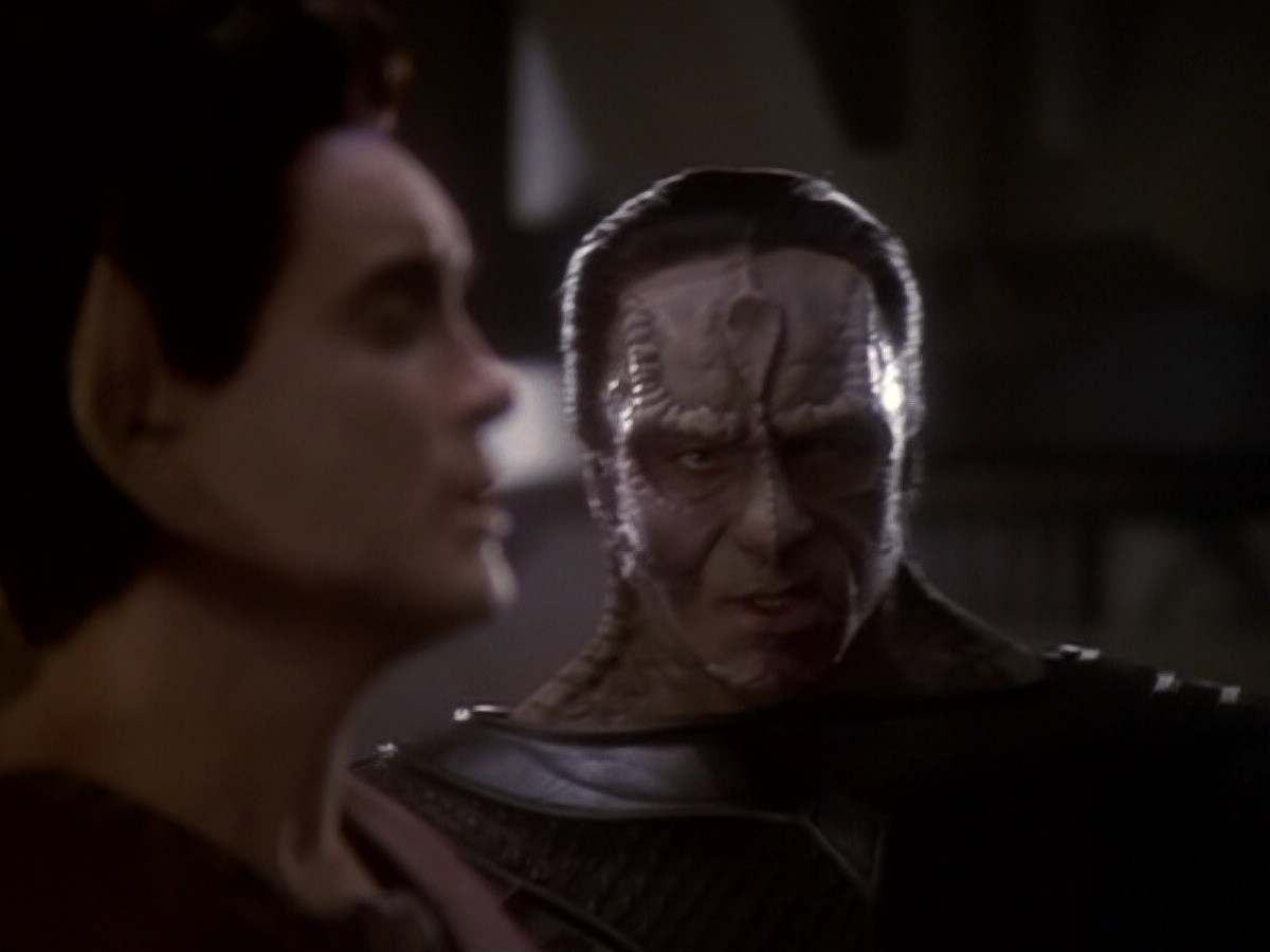 extant_StarTrek_DS9_6x05-FavorTheBold_03204.jpg