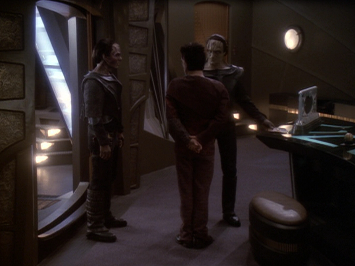 extant_StarTrek_DS9_6x05-FavorTheBold_03214.jpg