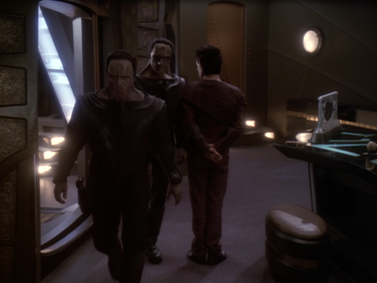 extant_StarTrek_DS9_6x05-FavorTheBold_03218.jpg