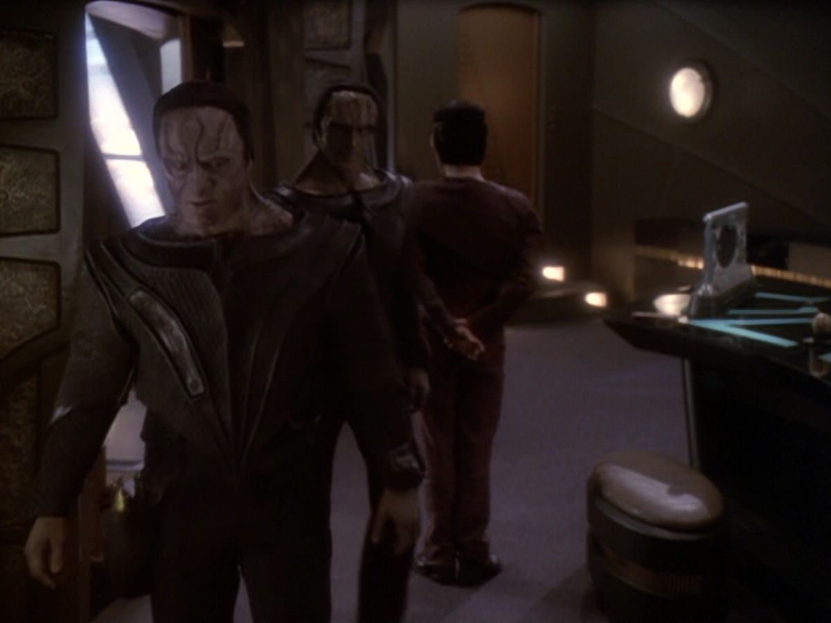extant_StarTrek_DS9_6x05-FavorTheBold_03219.jpg
