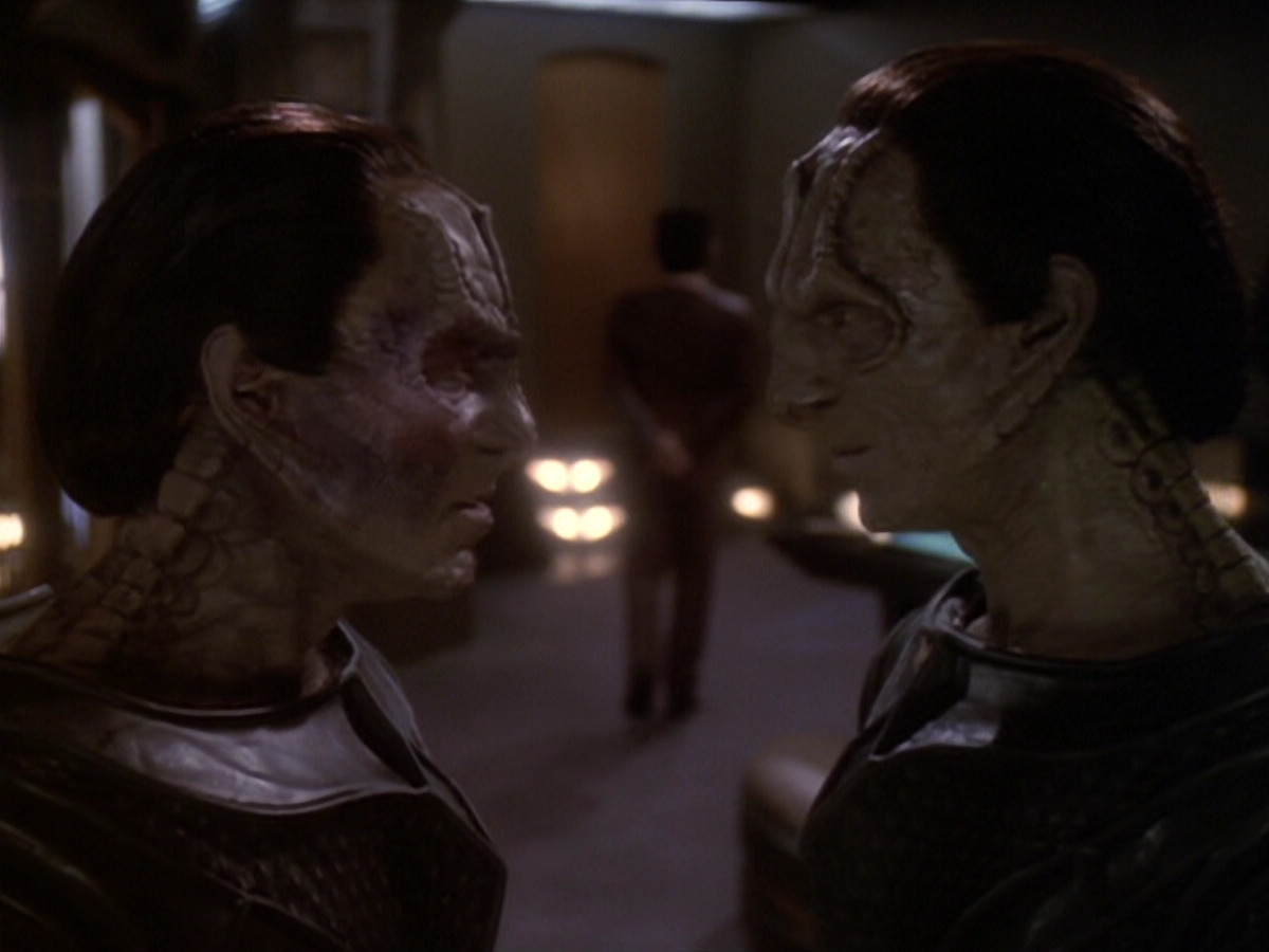 extant_StarTrek_DS9_6x05-FavorTheBold_03229.jpg