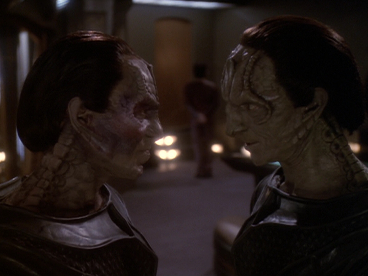extant_StarTrek_DS9_6x05-FavorTheBold_03240.jpg