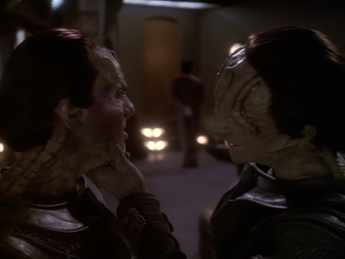 extant_StarTrek_DS9_6x05-FavorTheBold_03243.jpg