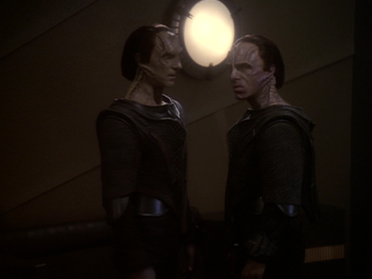 extant_StarTrek_DS9_6x05-FavorTheBold_03265.jpg