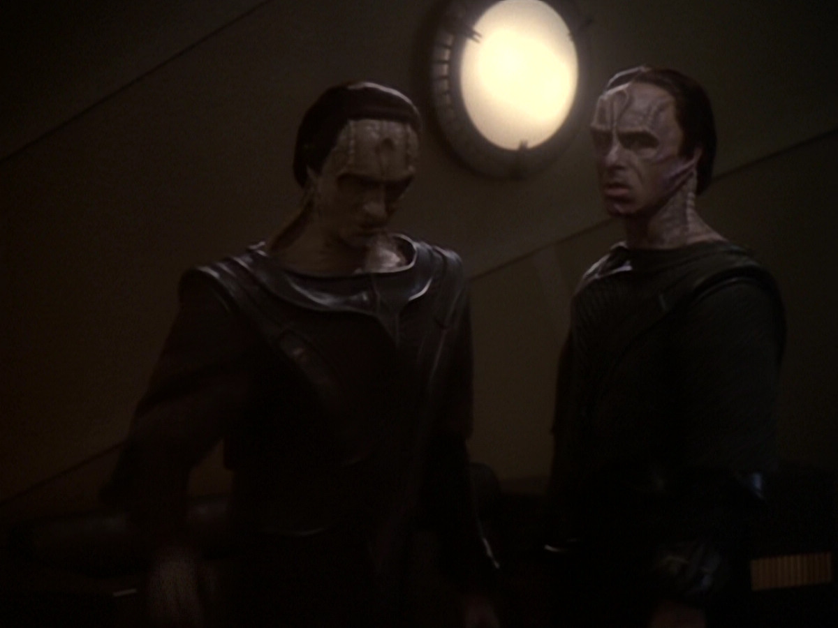 extant_StarTrek_DS9_6x05-FavorTheBold_03272.jpg