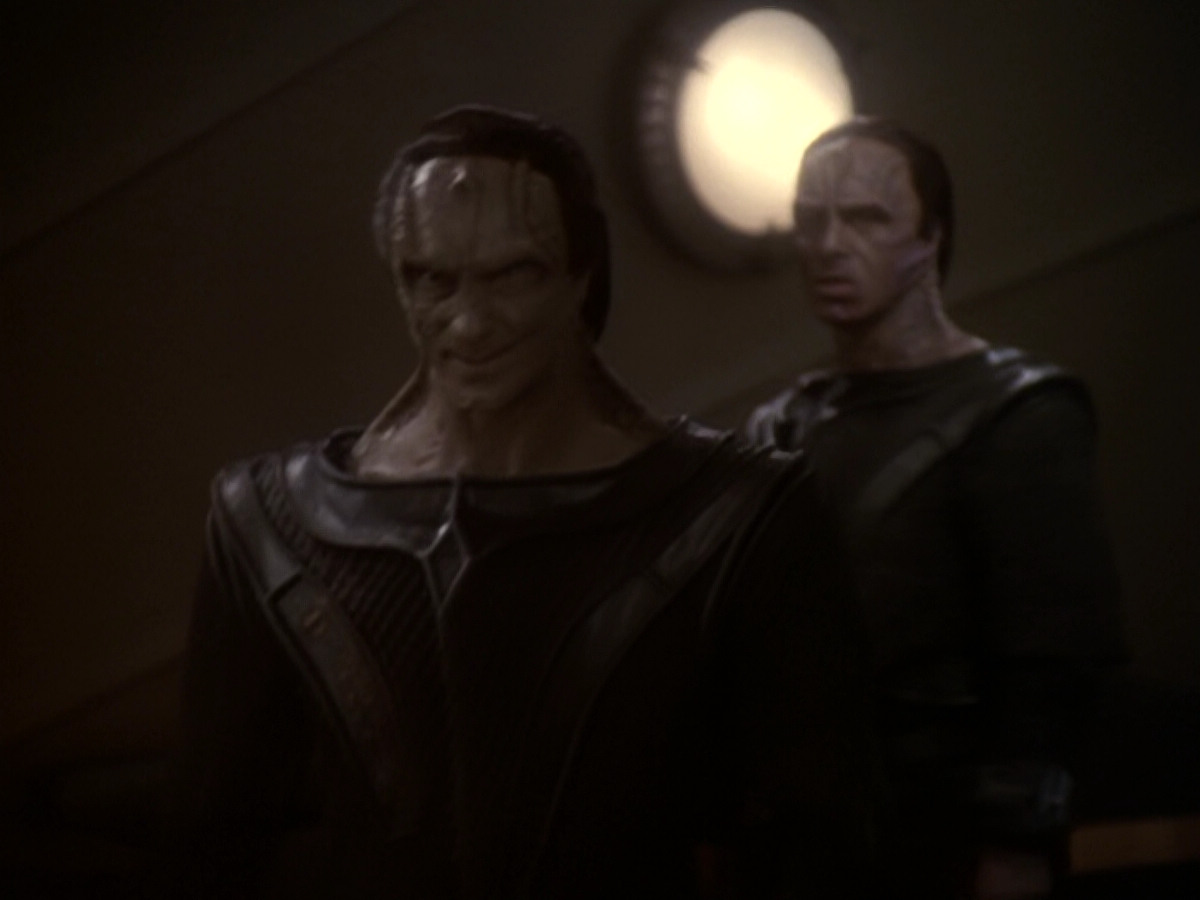 extant_StarTrek_DS9_6x05-FavorTheBold_03273.jpg