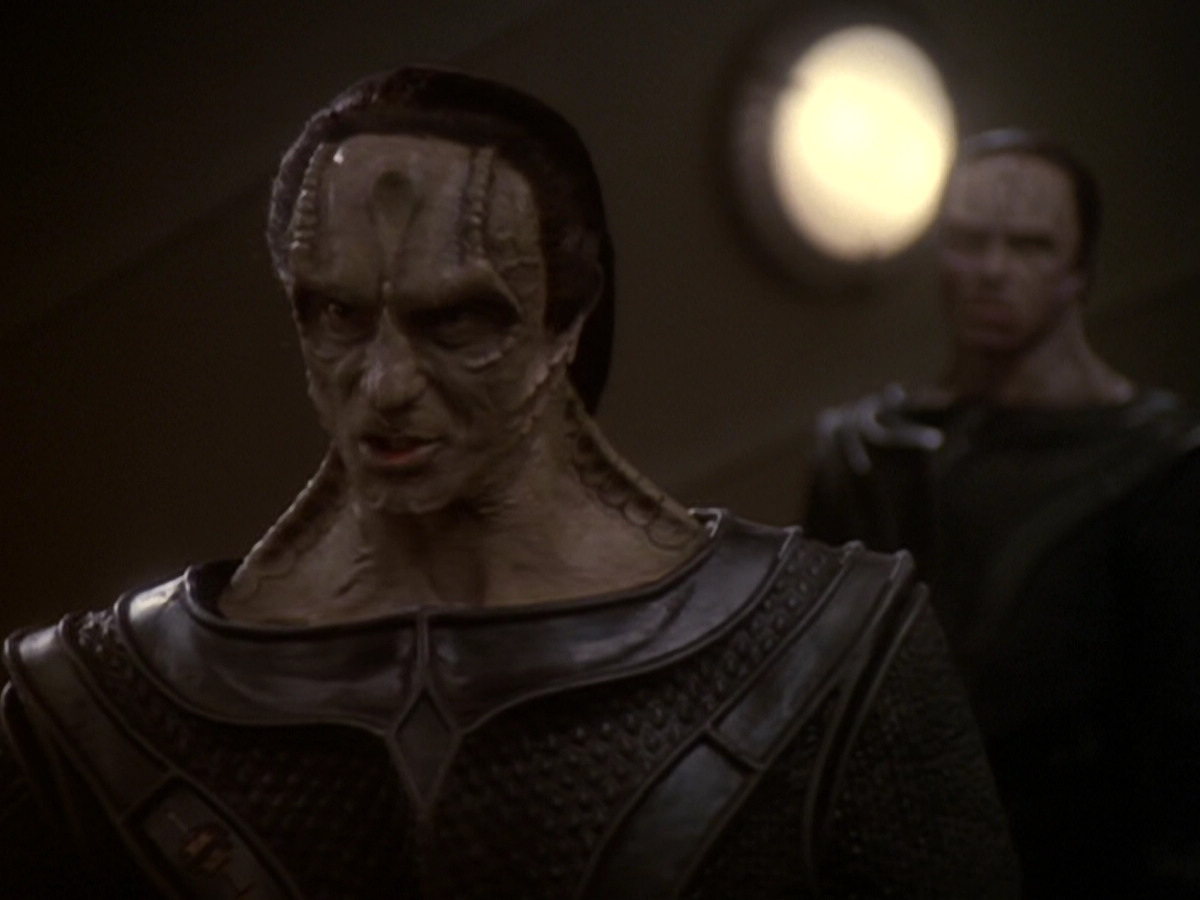 extant_StarTrek_DS9_6x05-FavorTheBold_03280.jpg