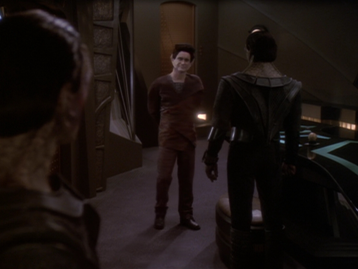 extant_StarTrek_DS9_6x05-FavorTheBold_03290.jpg