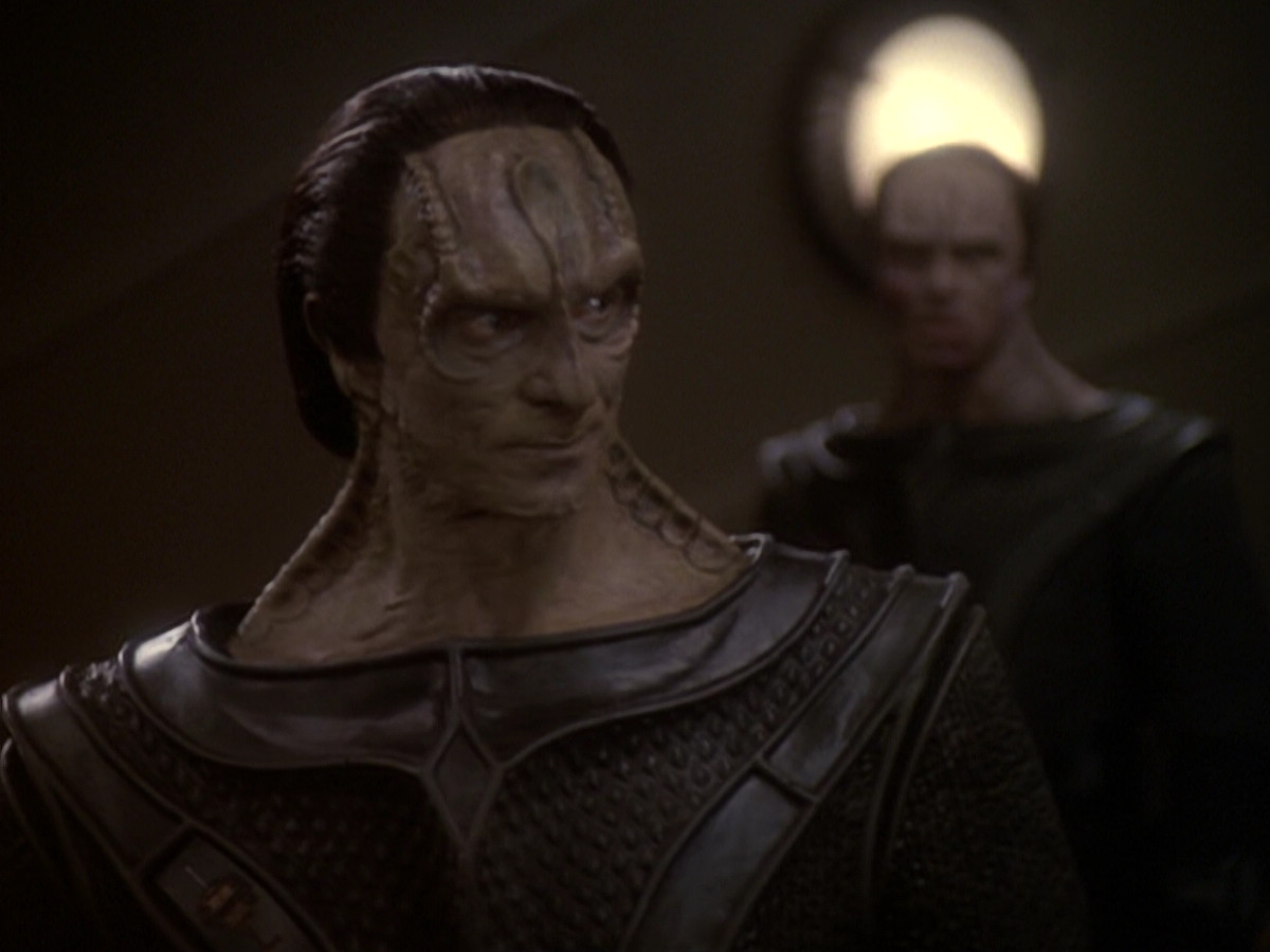 extant_StarTrek_DS9_6x05-FavorTheBold_03294.jpg