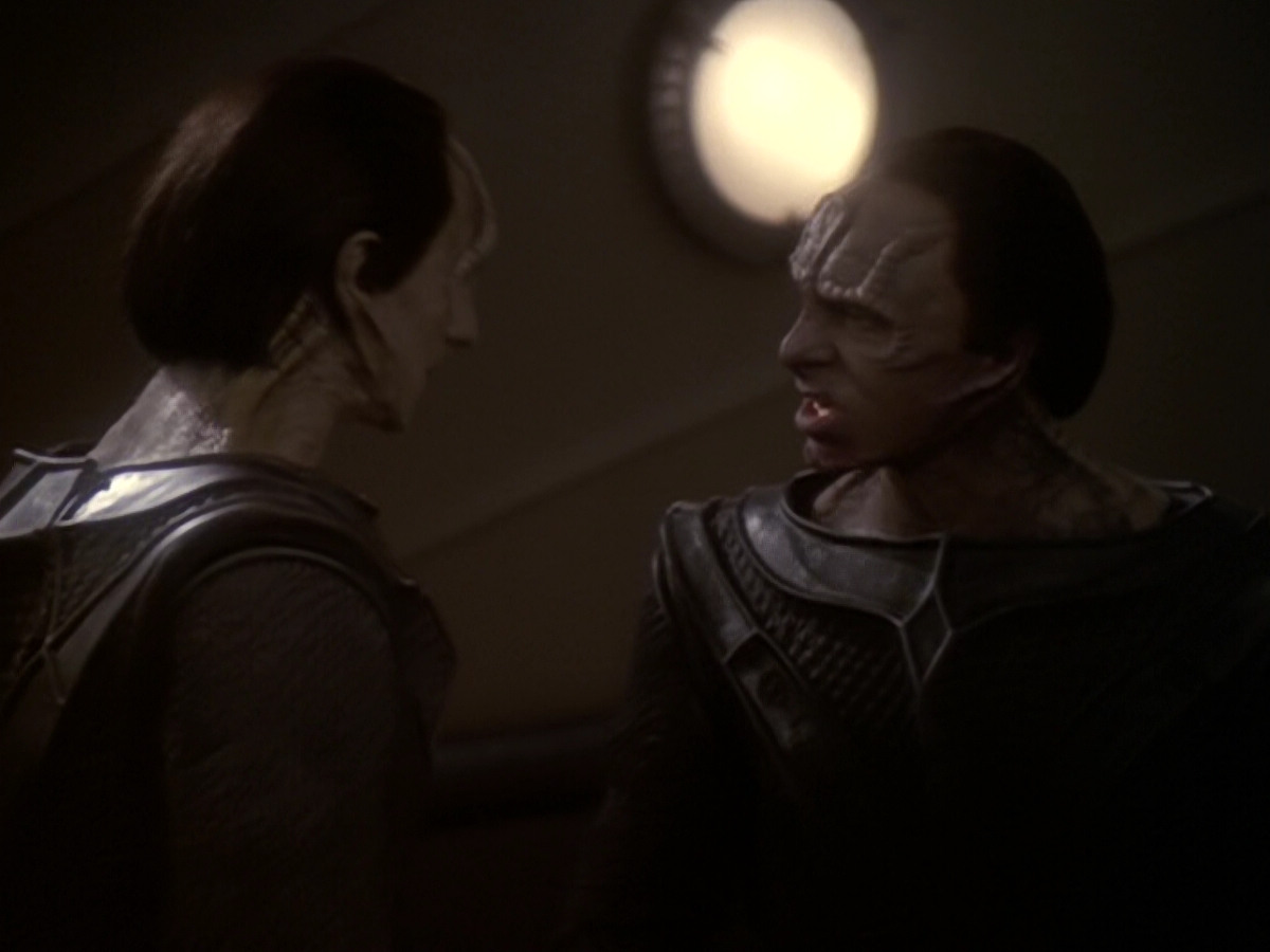 extant_StarTrek_DS9_6x05-FavorTheBold_03297.jpg