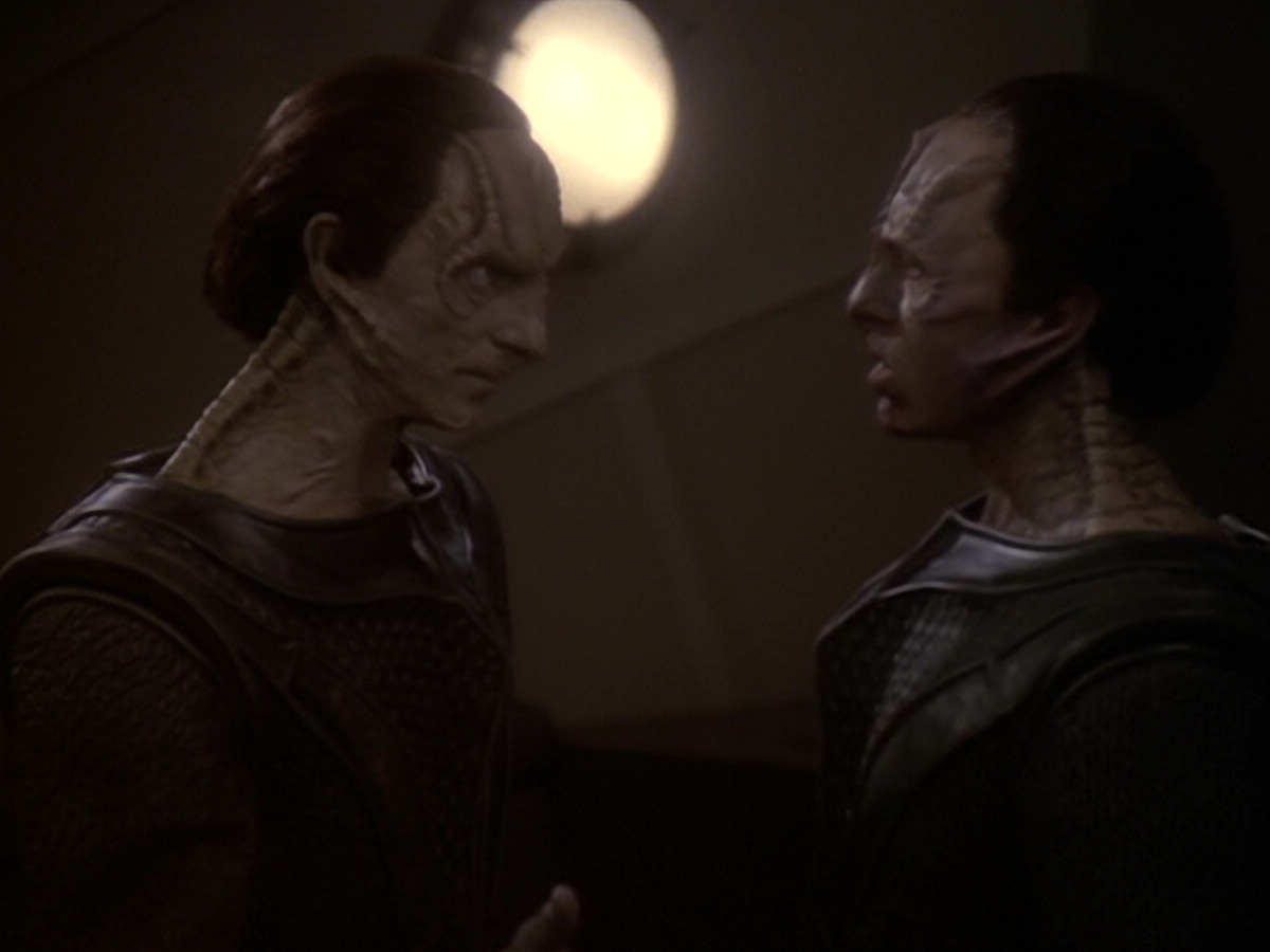 extant_StarTrek_DS9_6x05-FavorTheBold_03304.jpg