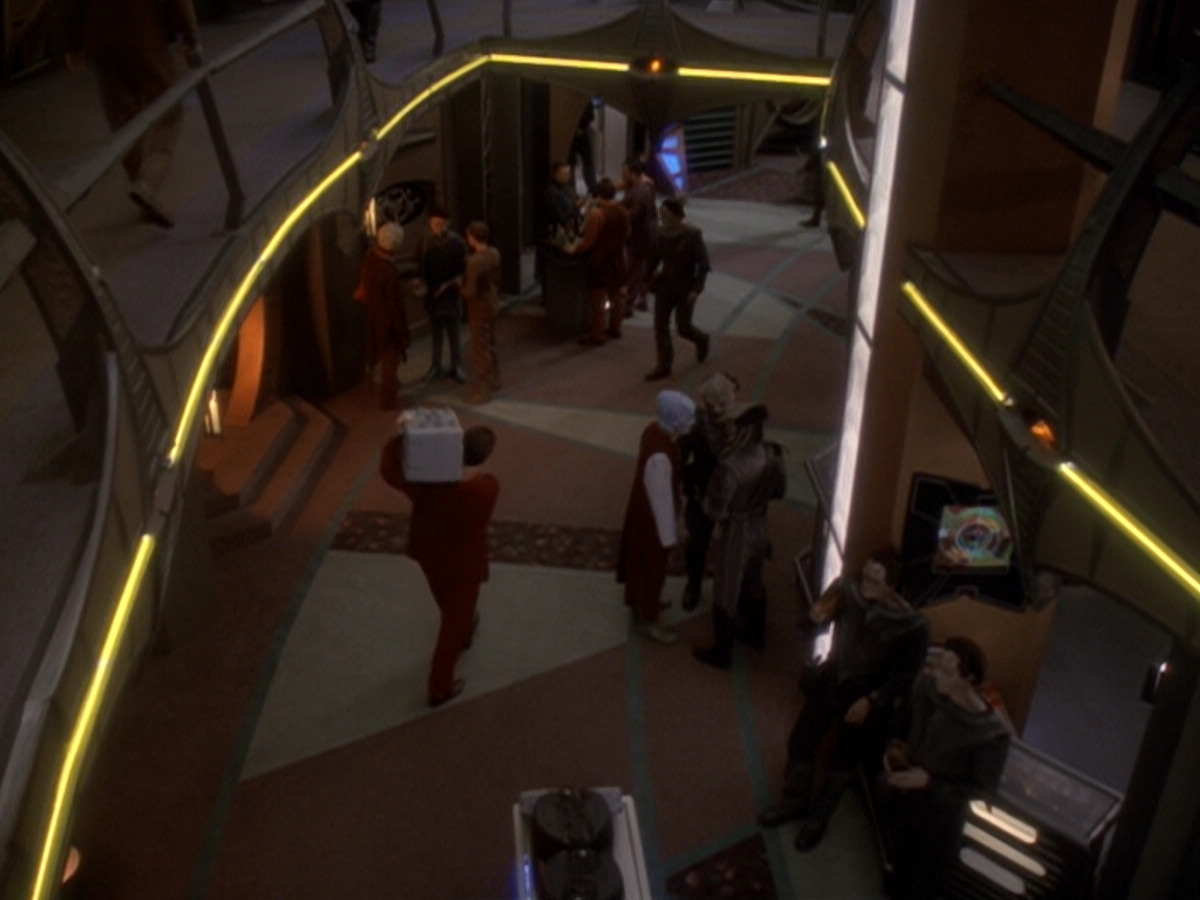 extant_StarTrek_DS9_6x05-FavorTheBold_03306.jpg