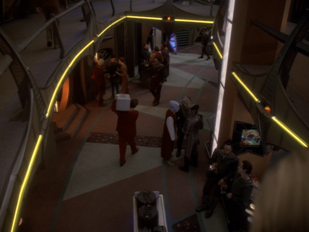 extant_StarTrek_DS9_6x05-FavorTheBold_03307.jpg