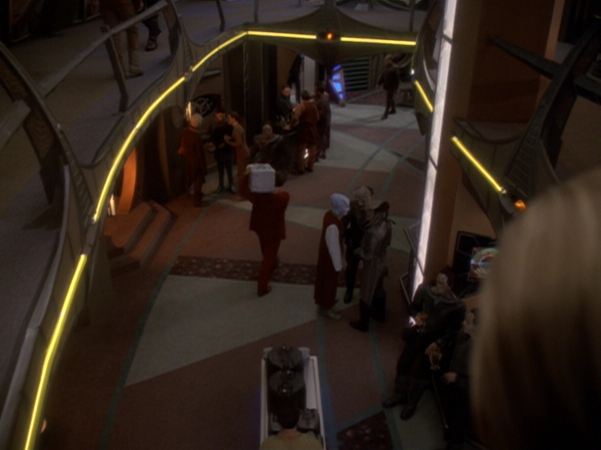 extant_StarTrek_DS9_6x05-FavorTheBold_03308.jpg