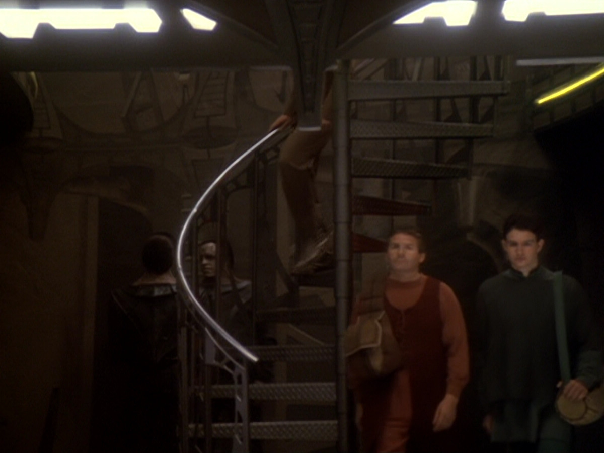 extant_StarTrek_DS9_6x05-FavorTheBold_03500.jpg