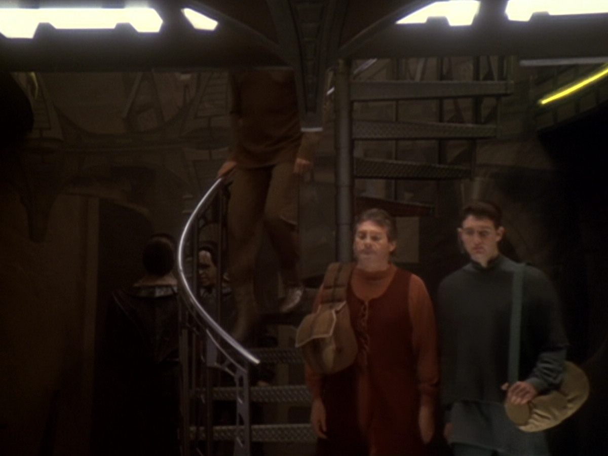 extant_StarTrek_DS9_6x05-FavorTheBold_03501.jpg