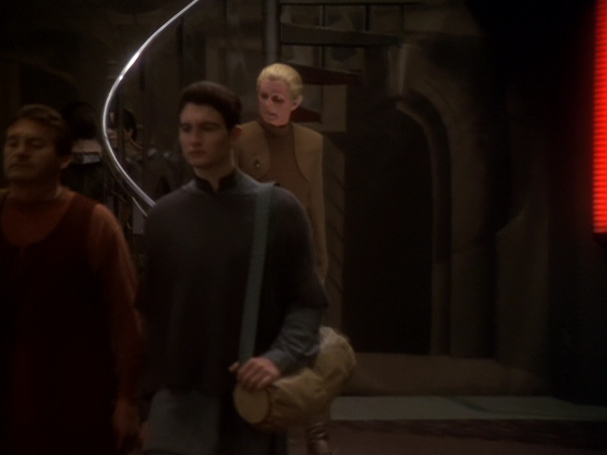 extant_StarTrek_DS9_6x05-FavorTheBold_03505.jpg