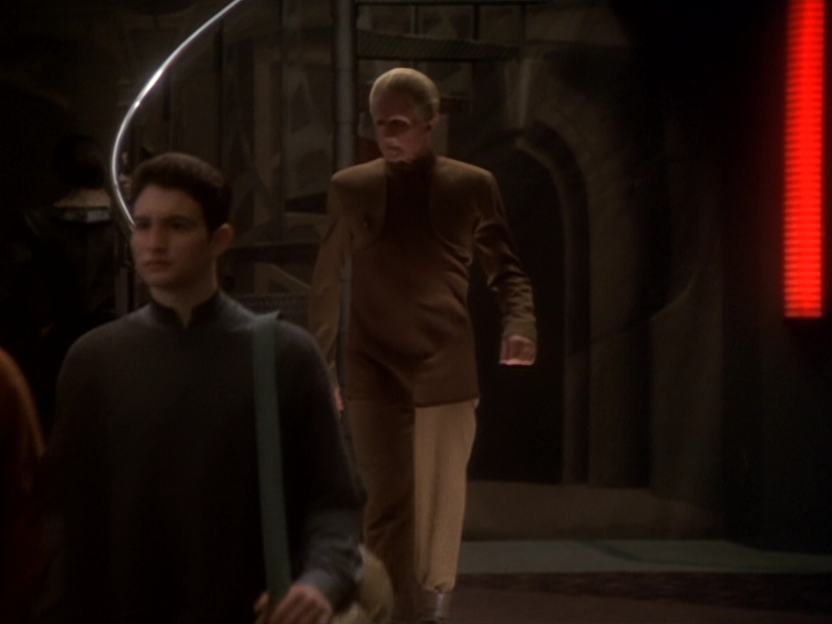 extant_StarTrek_DS9_6x05-FavorTheBold_03506.jpg