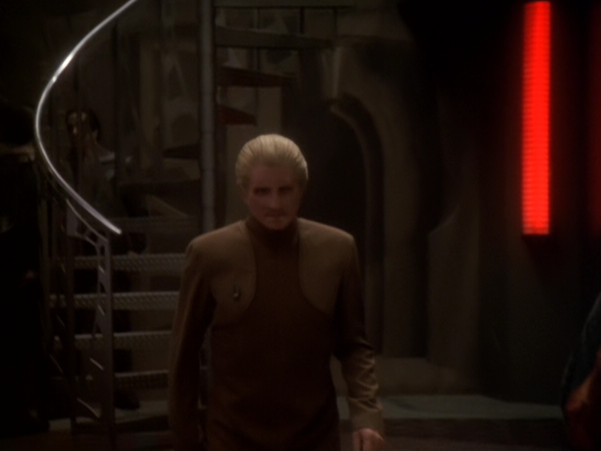 extant_StarTrek_DS9_6x05-FavorTheBold_03509.jpg