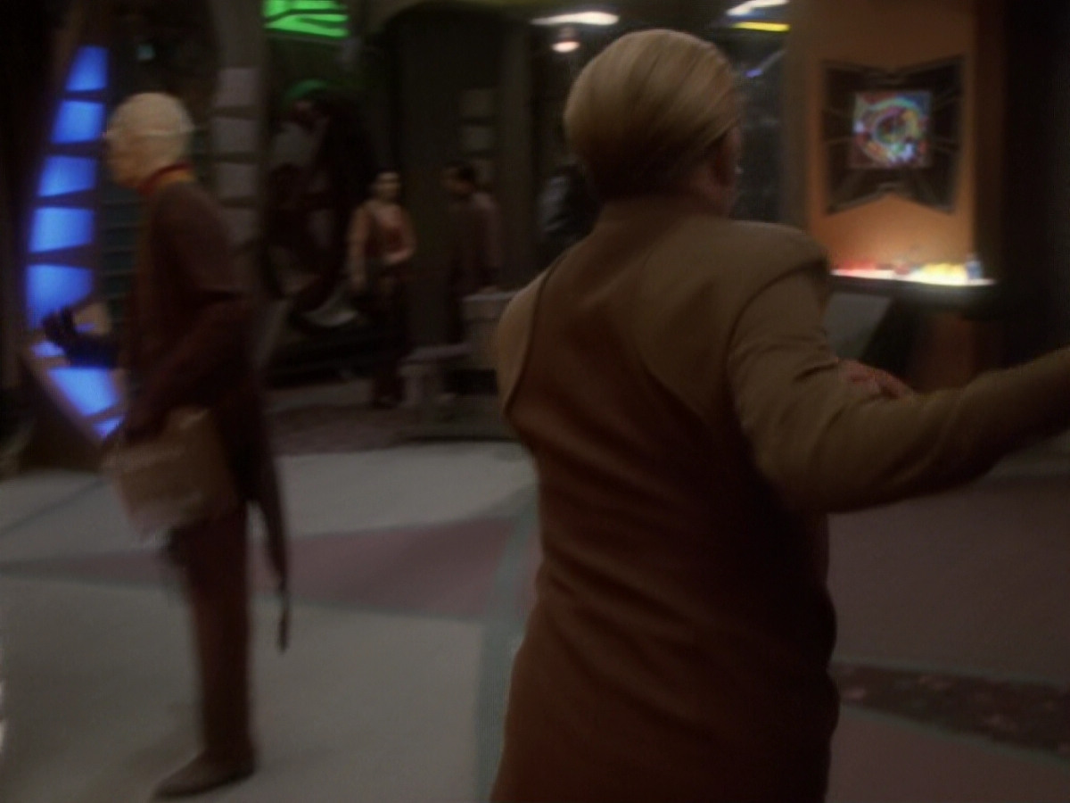 extant_StarTrek_DS9_6x05-FavorTheBold_03525.jpg