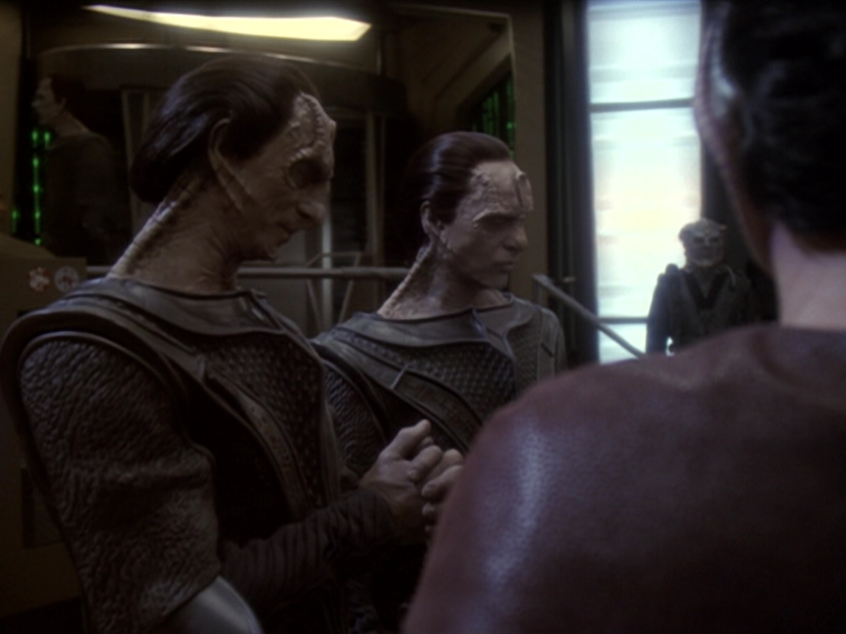 extant_StarTrek_DS9_6x06-SacrificeOfAngels_00550.jpg