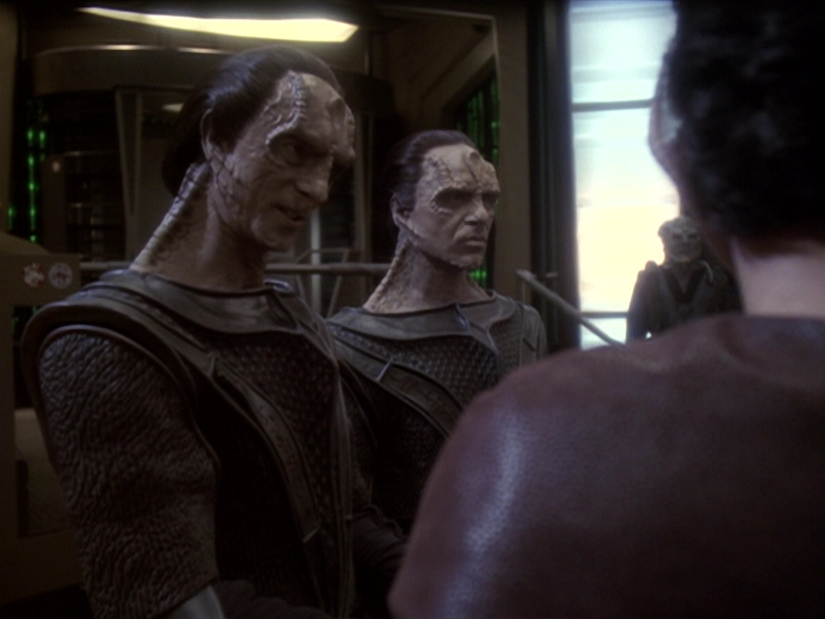 extant_StarTrek_DS9_6x06-SacrificeOfAngels_00572.jpg