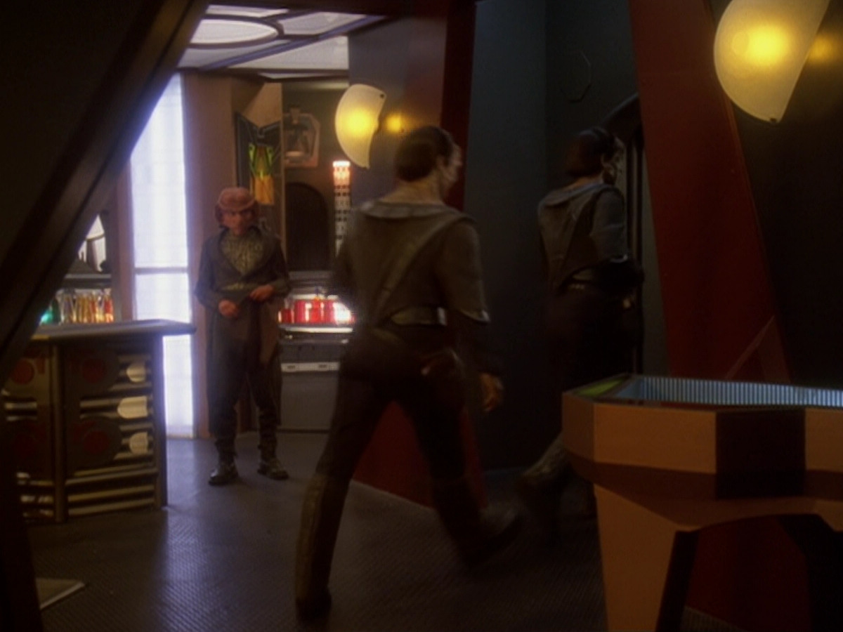 extant_StarTrek_DS9_6x06-SacrificeOfAngels_00992.jpg