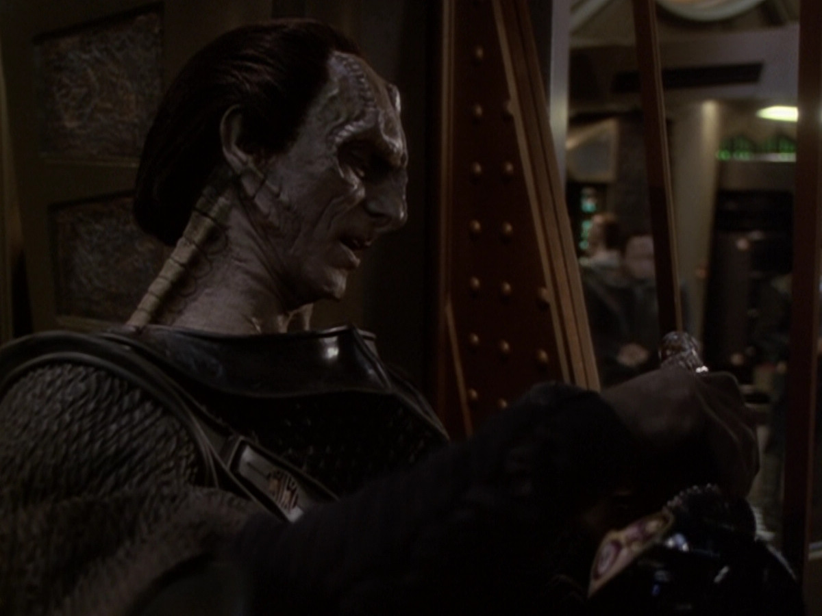 extant_StarTrek_DS9_6x06-SacrificeOfAngels_01168.jpg