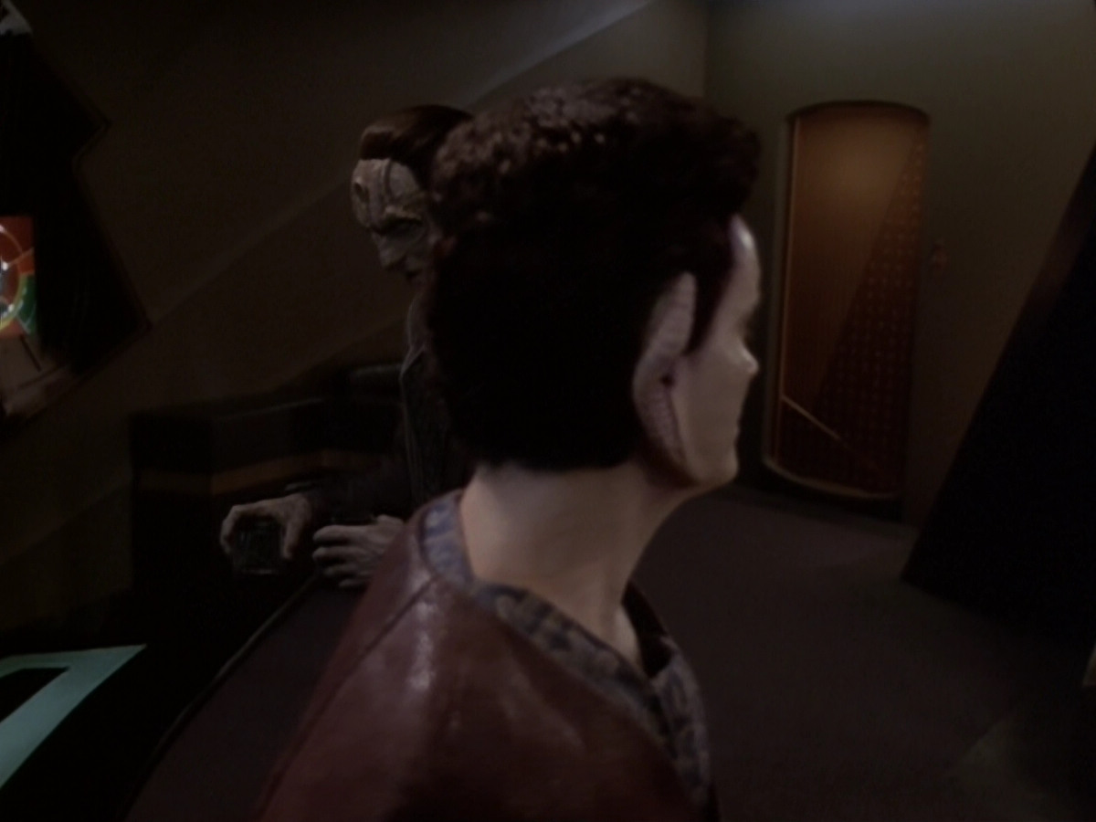 extant_StarTrek_DS9_6x06-SacrificeOfAngels_01228.jpg
