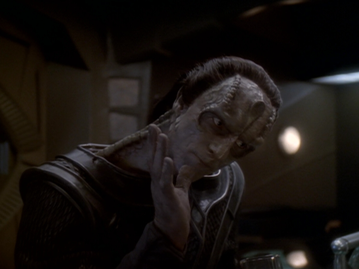 extant_StarTrek_DS9_6x06-SacrificeOfAngels_01372.jpg