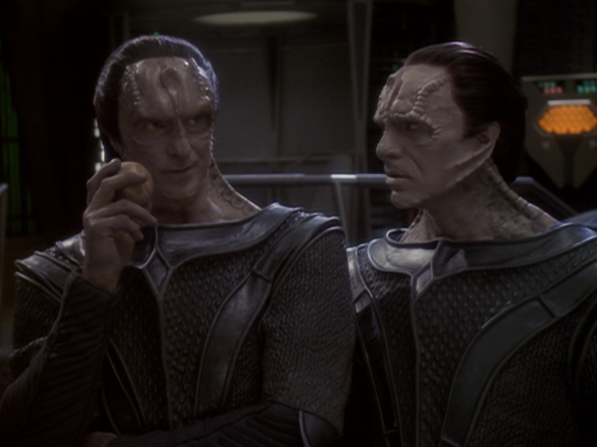 extant_StarTrek_DS9_6x06-SacrificeOfAngels_01821.jpg