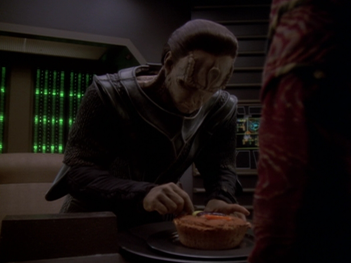 extant_StarTrek_DS9_6x06-SacrificeOfAngels_01967.jpg