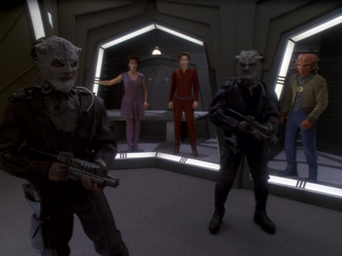 extant_StarTrek_DS9_6x06-SacrificeOfAngels_02056.jpg