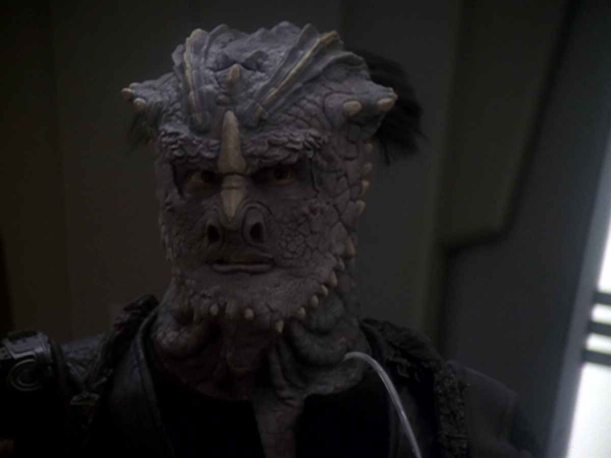 extant_StarTrek_DS9_6x06-SacrificeOfAngels_02092.jpg
