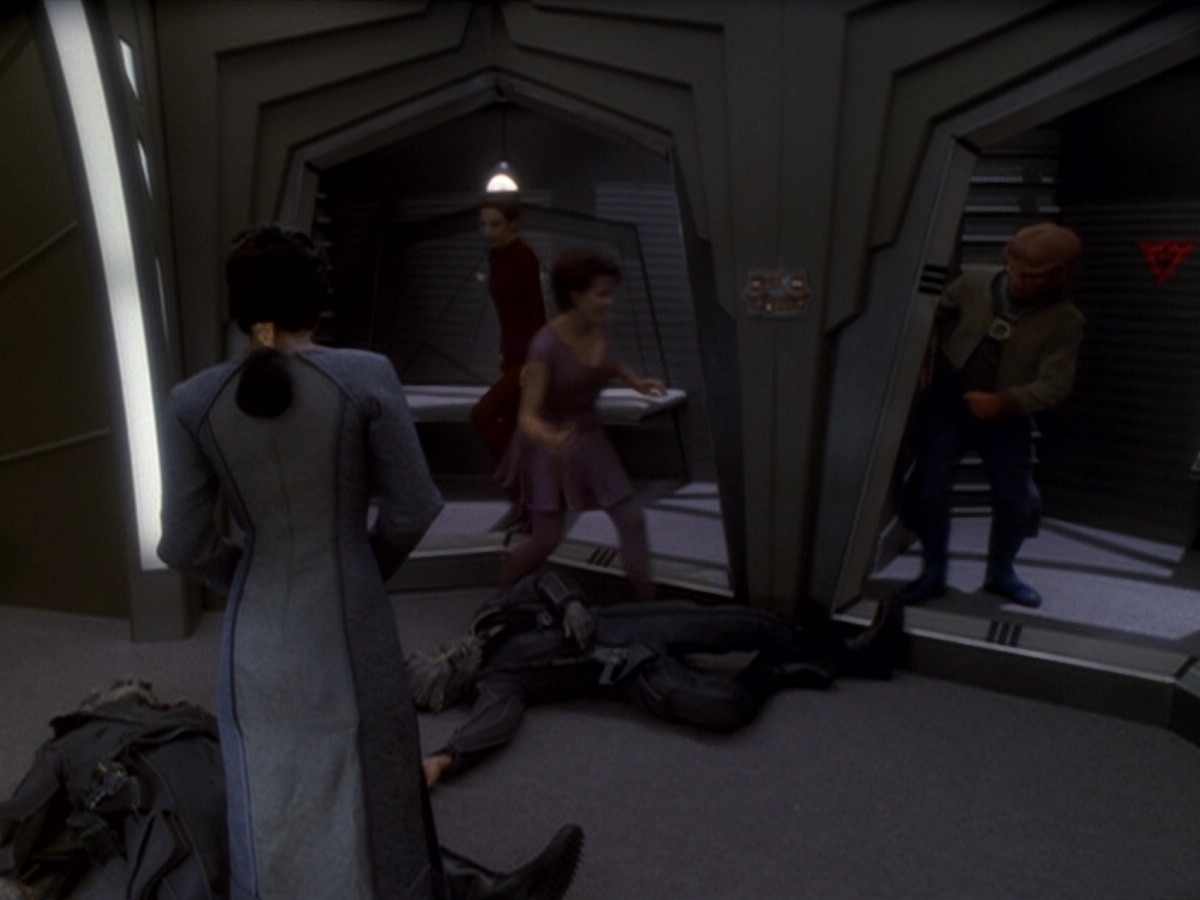 extant_StarTrek_DS9_6x06-SacrificeOfAngels_02132.jpg