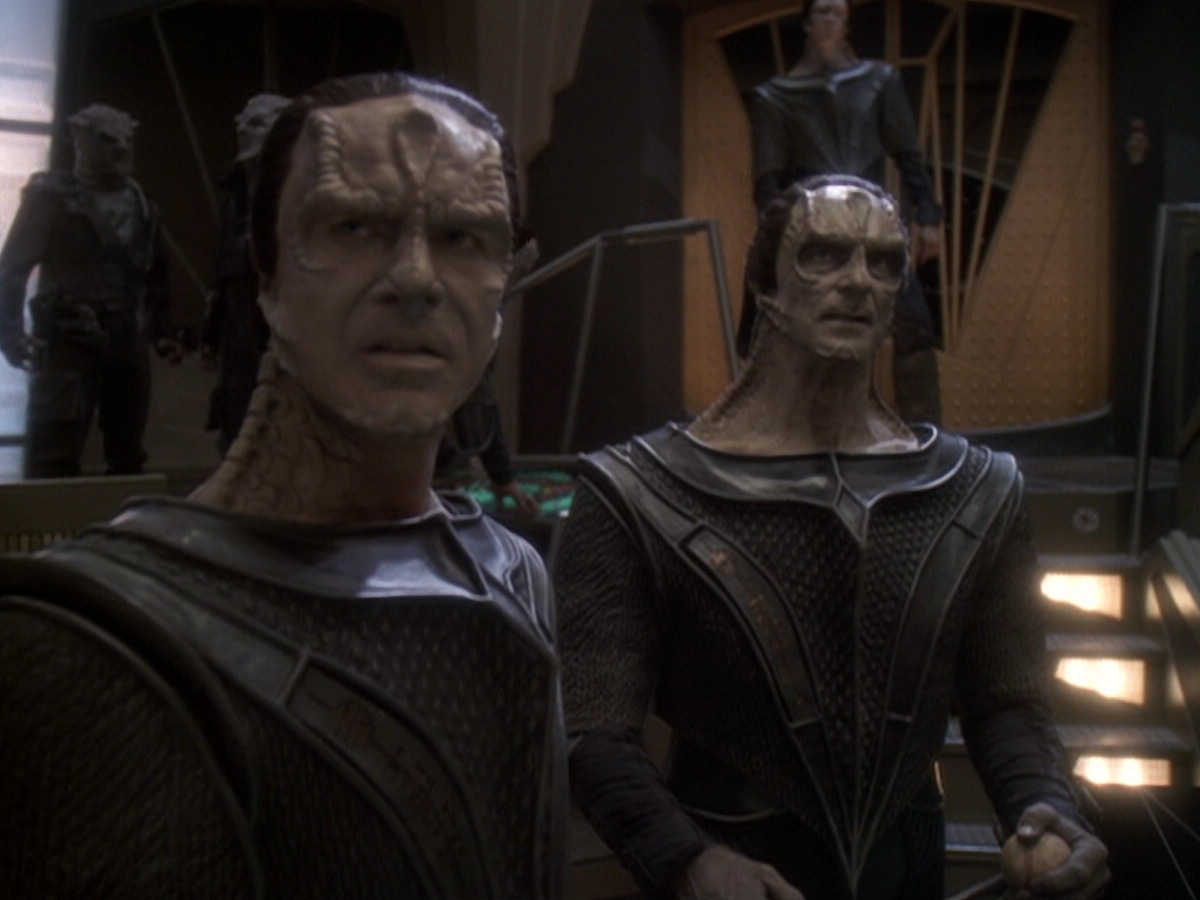 extant_StarTrek_DS9_6x06-SacrificeOfAngels_03110.jpg