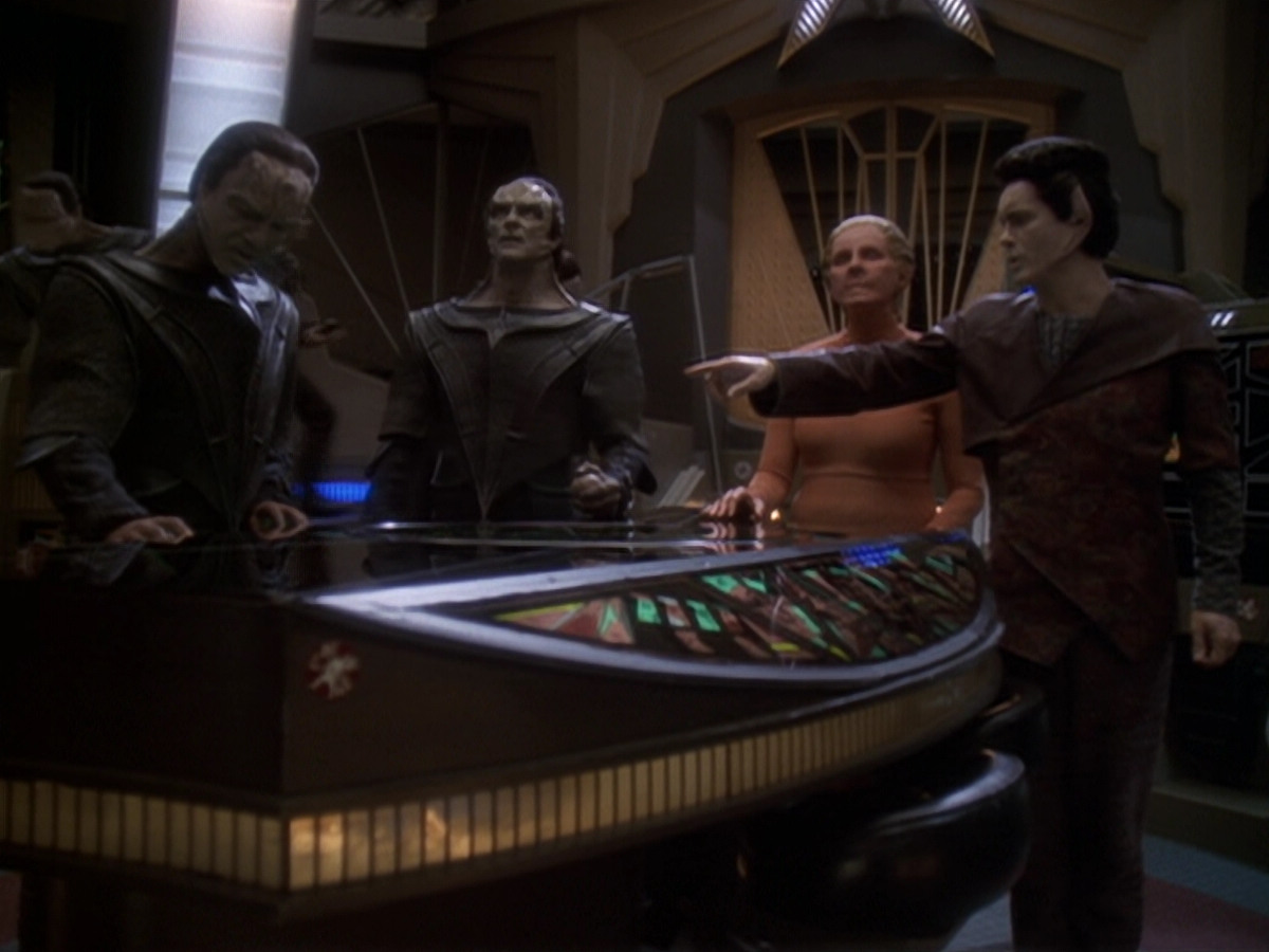 extant_StarTrek_DS9_6x06-SacrificeOfAngels_03123.jpg