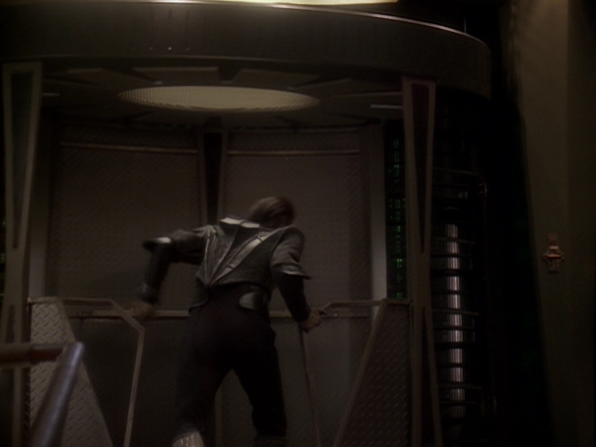 extant_StarTrek_DS9_6x06-SacrificeOfAngels_03225.jpg