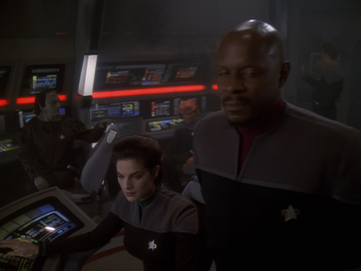 extant_StarTrek_DS9_6x06-SacrificeOfAngels_03244.jpg