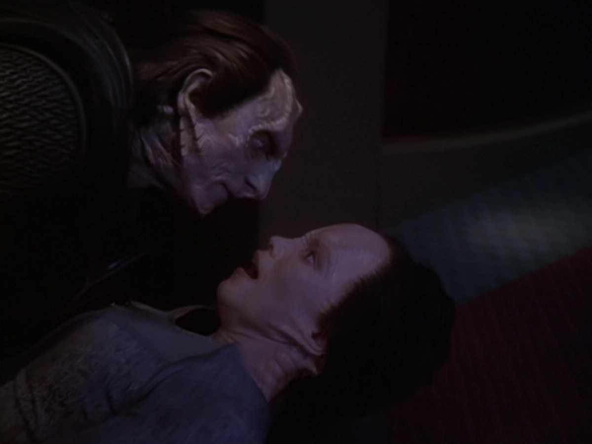 extant_StarTrek_DS9_6x06-SacrificeOfAngels_03484.jpg
