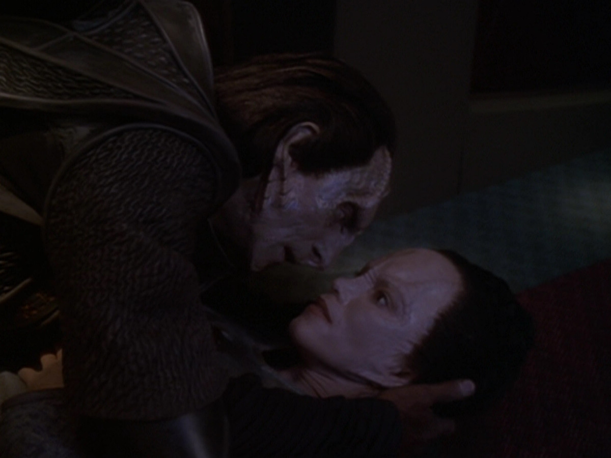 extant_StarTrek_DS9_6x06-SacrificeOfAngels_03501.jpg