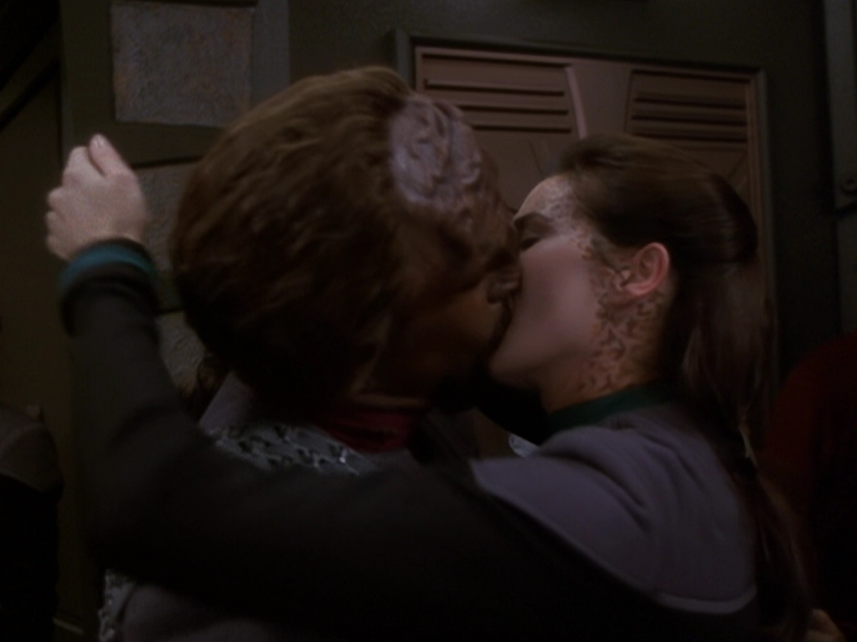 extant_StarTrek_DS9_6x06-SacrificeOfAngels_03580.jpg
