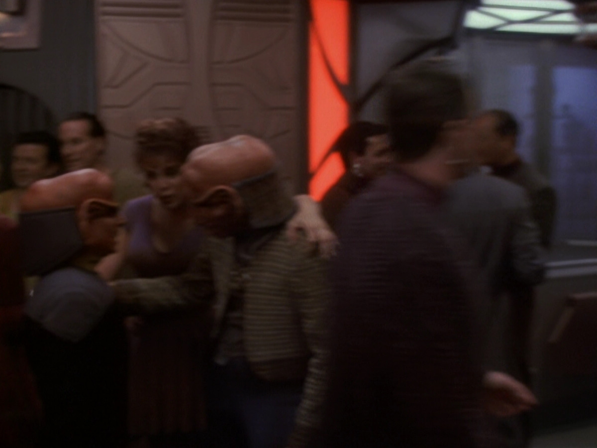 extant_StarTrek_DS9_6x06-SacrificeOfAngels_03593.jpg