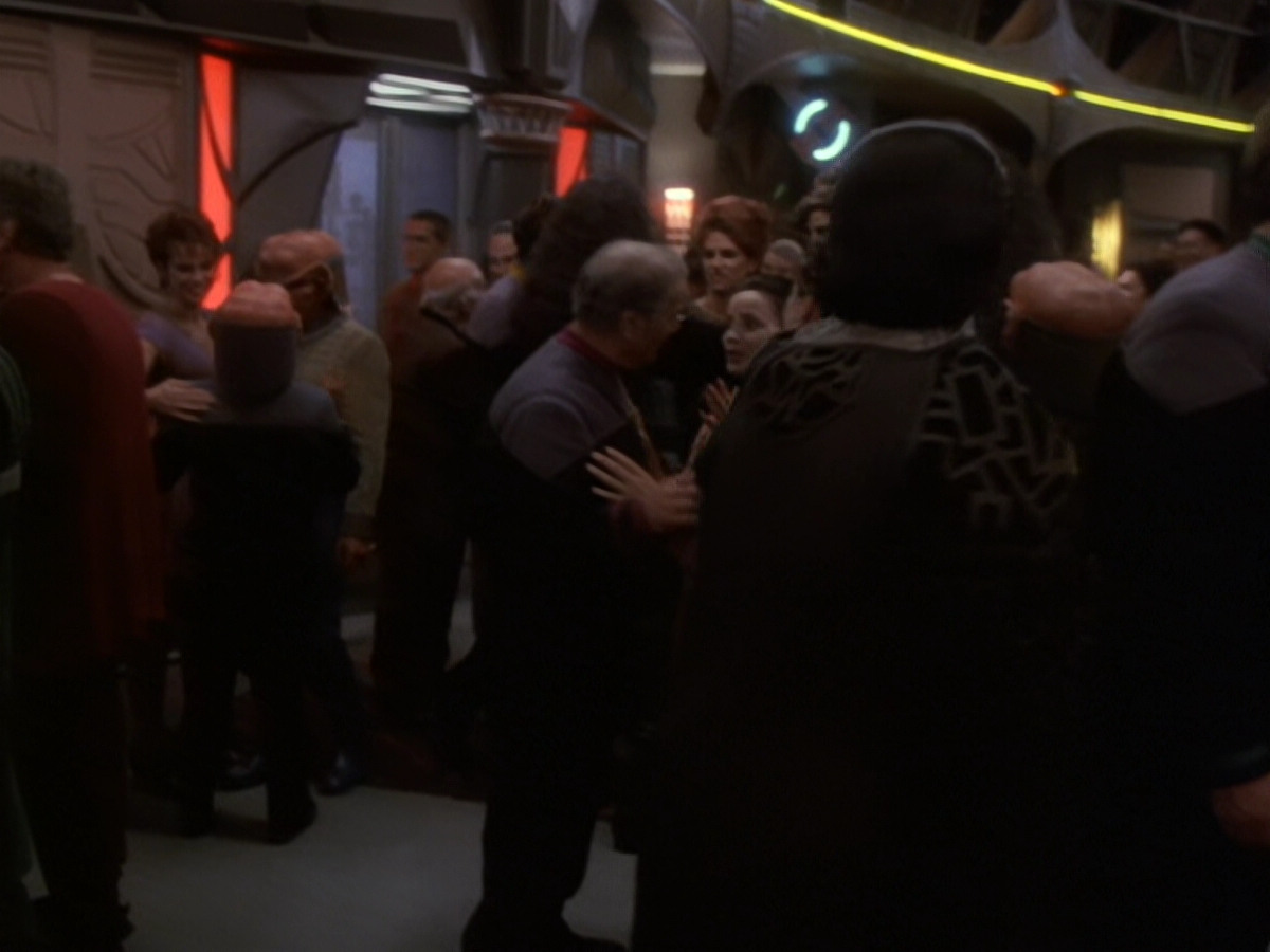 extant_StarTrek_DS9_6x06-SacrificeOfAngels_03622.jpg