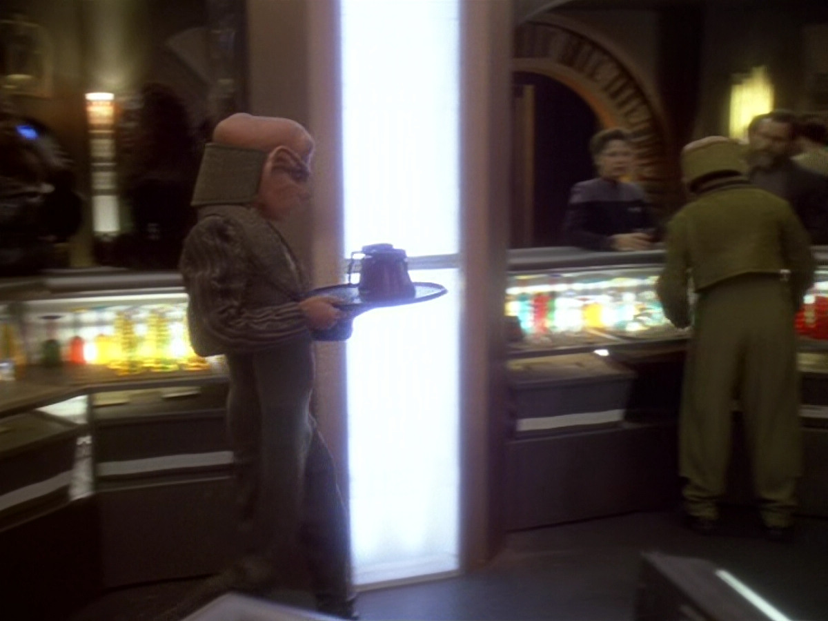 extant_StarTrek_DS9_6x12-Who_MournsForMorn_00008.jpg