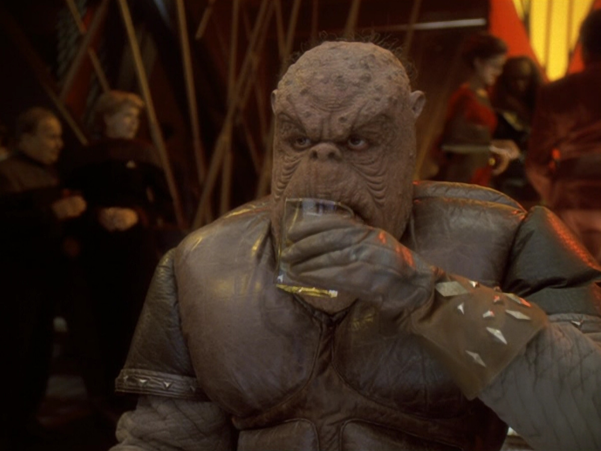 extant_StarTrek_DS9_6x12-Who_MournsForMorn_00032.jpg